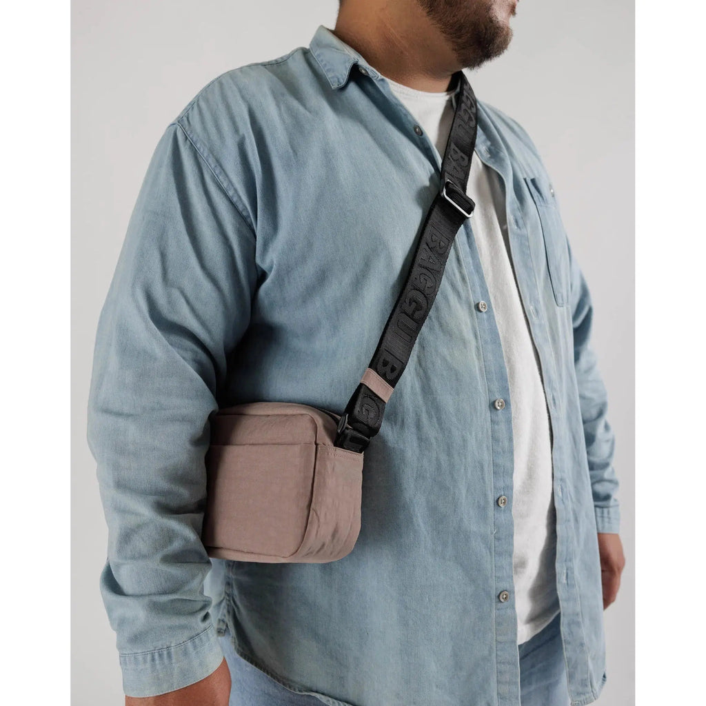 Baggu – Camera crossbody bag - Taupe | nzweekend